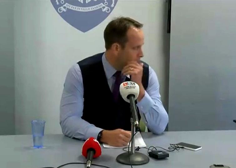 Сотни людей пришли на похороны неизвестной мёртворожденной девочки, обнаруженной на тротуаре сотни людей пришли на похороны неизвестной девочки, похороны мертворожденной девочки