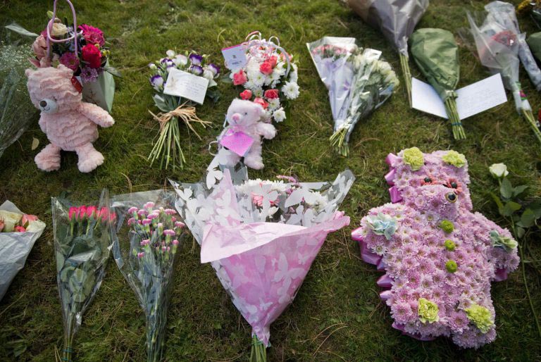 Сотни людей пришли на похороны неизвестной мёртворожденной девочки, обнаруженной на тротуаре сотни людей пришли на похороны неизвестной девочки, похороны мертворожденной девочки