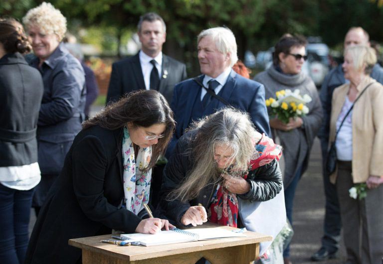 Сотни людей пришли на похороны неизвестной мёртворожденной девочки, обнаруженной на тротуаре сотни людей пришли на похороны неизвестной девочки, похороны мертворожденной девочки