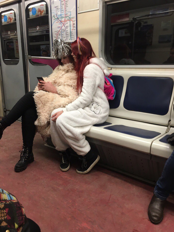 Мода от народа или 18 безумных пассажиров российского метро мода петербургского метро, мода метро, модники в транспорте, странные пассажиры метро