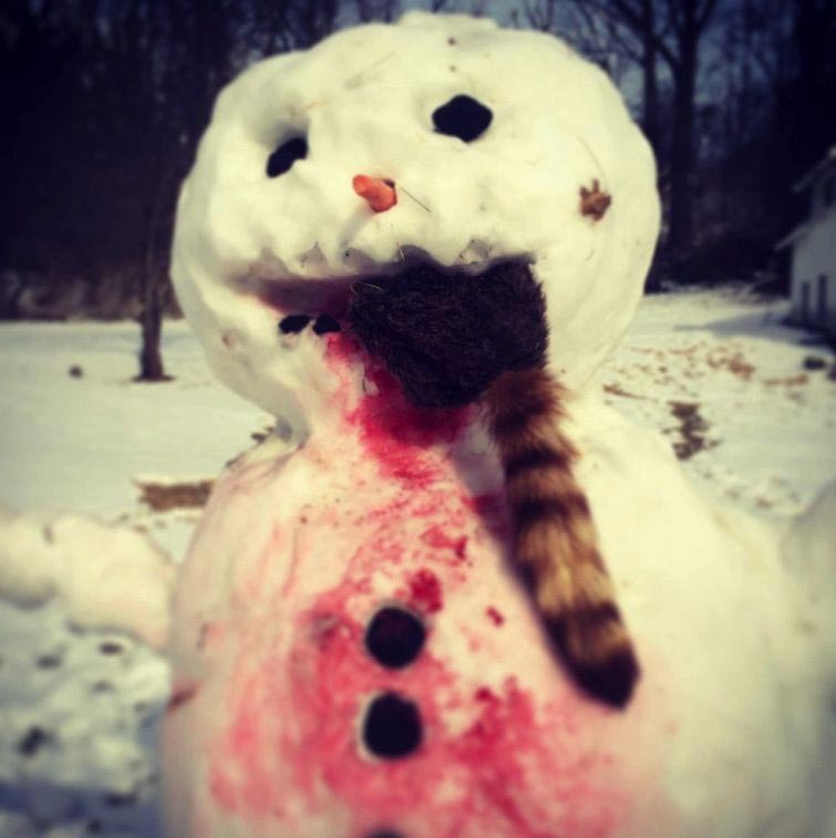 Жуткие снеговики, снеговики из страшных комаров, пугающие снеговики