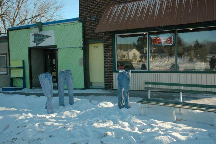 замороженные джинсы, замороженные джинсы на улицах, зимний тренд замороженные штаны