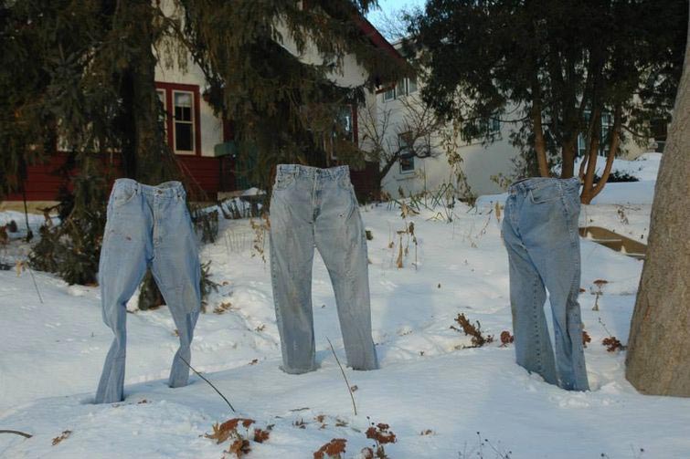 замороженные джинсы, замороженные джинсы на улицах, зимний тренд замороженные штаны