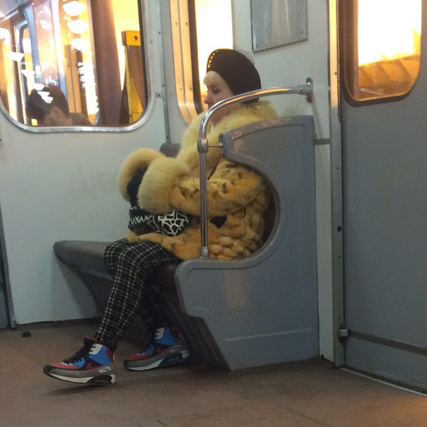 мода петербургского метро, мода метро, модники в транспорте, странные пассажиры метро 