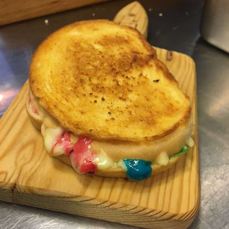 Радужный сэндвич, сырная радуга, Kala Toast Shop, сыр разных цветов