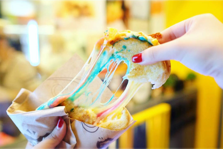 Радужный сэндвич, сырная радуга, Kala Toast Shop, сыр разных цветов