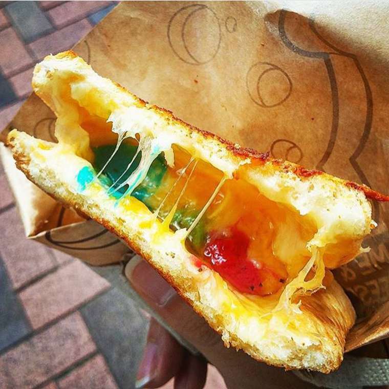 Радужный сэндвич, сырная радуга, Kala Toast Shop, сыр разных цветов