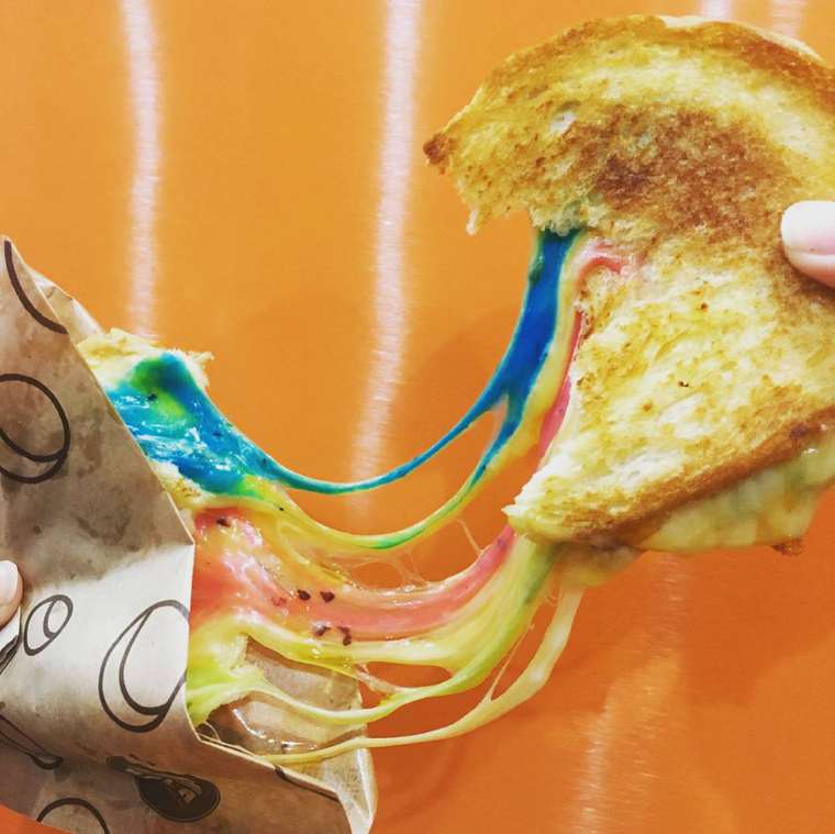 Радужный сэндвич, сырная радуга, Kala Toast Shop, сыр разных цветов