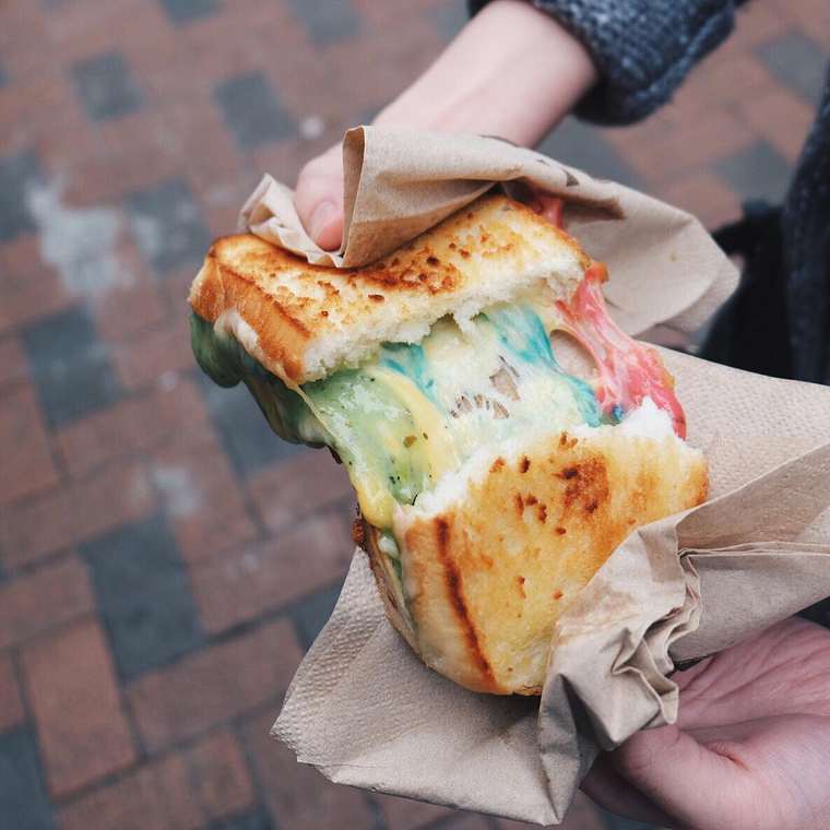 Радужный сэндвич, сырная радуга, Kala Toast Shop, сыр разных цветов