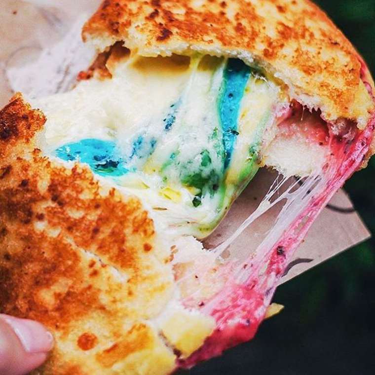 Радужный сэндвич, сырная радуга, Kala Toast Shop, сыр разных цветов