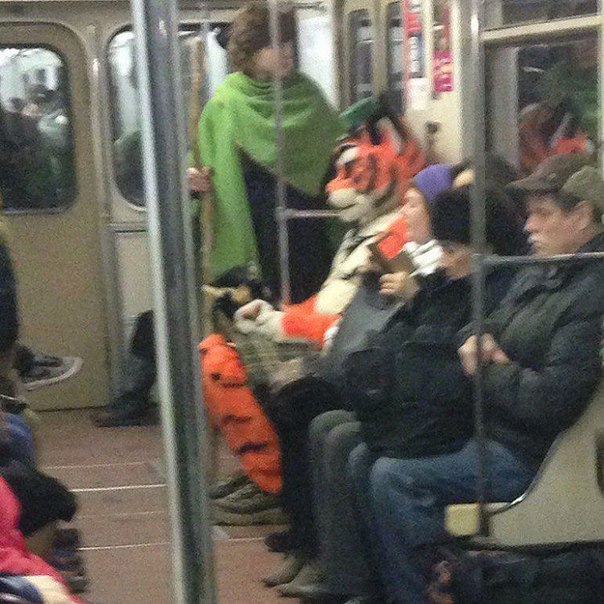 мода петербургского метро, мода метро, модники в транспорте, странные пассажиры метро 