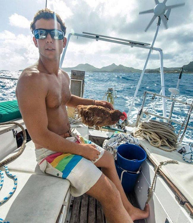 Захватывающее приключение француза и его курицы, путешествующих по всему миру на яхте путешествие с курицей, Гирек Судэ, Guirec Soudée, взял в плавание курицу