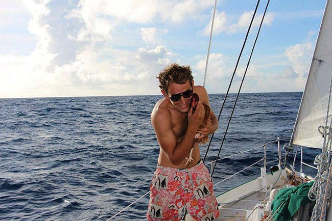 Захватывающее приключение француза и его курицы, путешествующих по всему миру на яхте путешествие с курицей, Гирек Судэ, Guirec Soudée, взял в плавание курицу