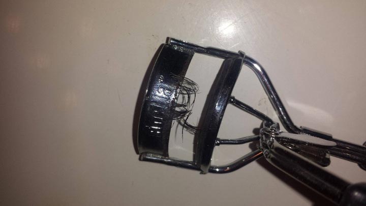 не стоит чихать во время завивки ресниц, девушка чихнула во время завивки ресниц