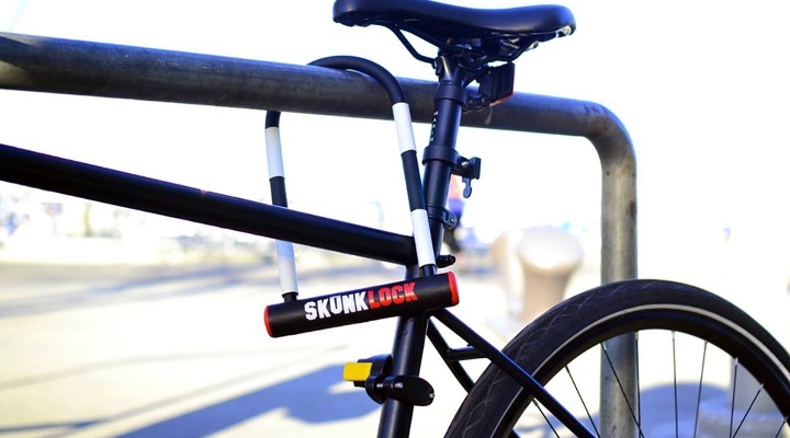 «Skunk» — велосипедный замок, который заставит воров хорошенько проблеваться Skunk велосипедный замок, велосипедный замок заставит проблеваться, велосипедный замок вызывающий рвоту
