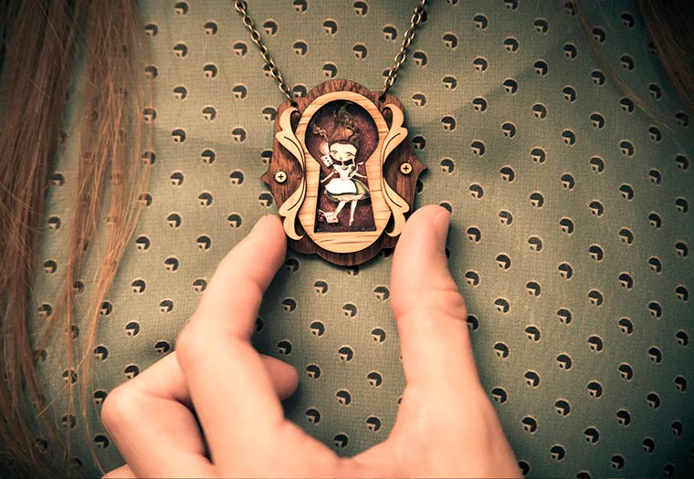 деревянные ожерелья со сказками, Сказки на шее, ожерелья из дерева сказки