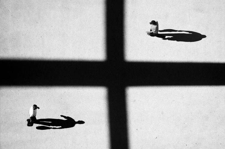 Геометрия теней, тёмный сюрреализм, фотограф Алексей Меньшиков