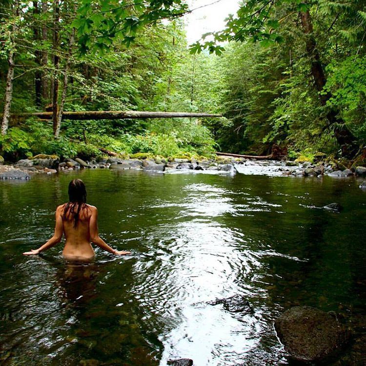 Голые на природе, тренд голышом на природе
