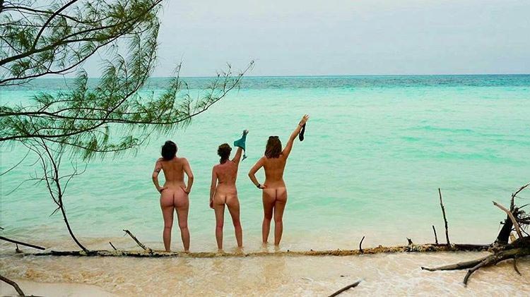 Голые на природе, тренд голышом на природе