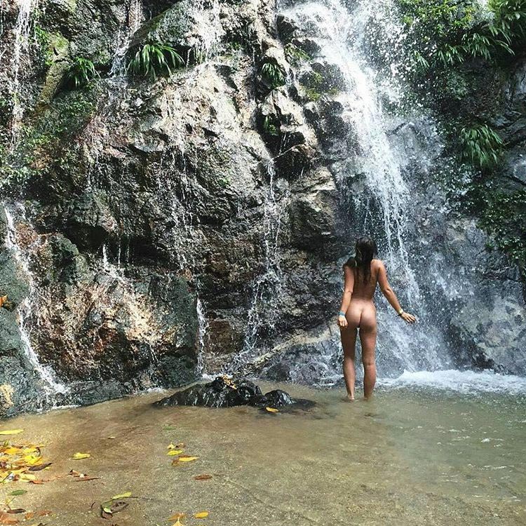 Голые на природе, тренд голышом на природе