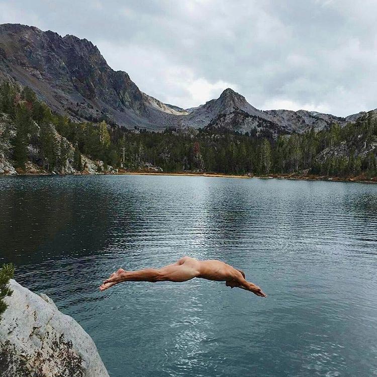 Голые на природе, тренд голышом на природе