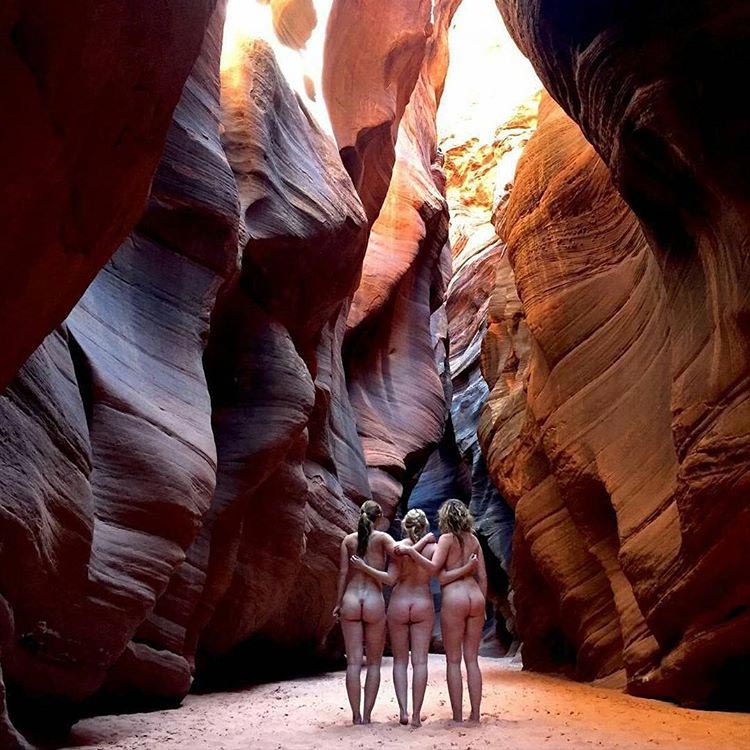 Голые на природе, тренд голышом на природе