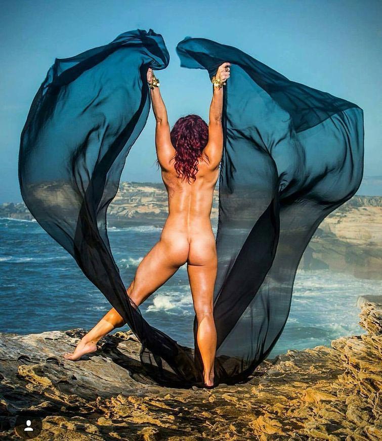 Голые на природе, тренд голышом на природе