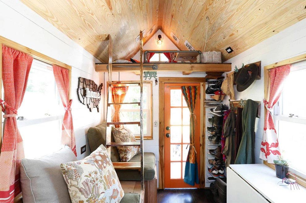Пара путешествует по стране в удивительно уютном крошечном доме на колесах площадью всего 12 кв.м. дом на колесах площадью 12 кв м, крошечный дом на колесах, пара построила дом на колесах