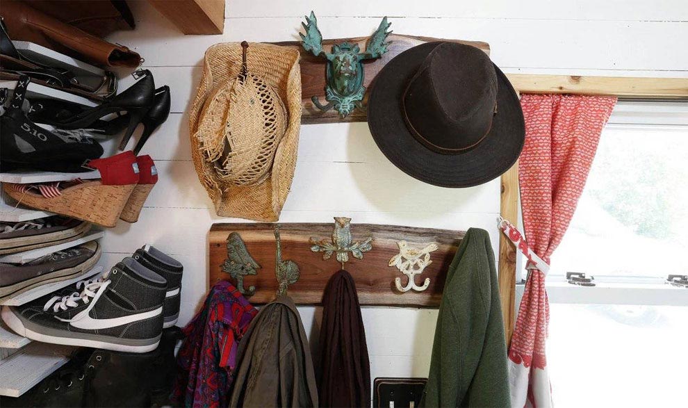 Пара путешествует по стране в удивительно уютном крошечном доме на колесах площадью всего 12 кв.м. дом на колесах площадью 12 кв м, крошечный дом на колесах, пара построила дом на колесах