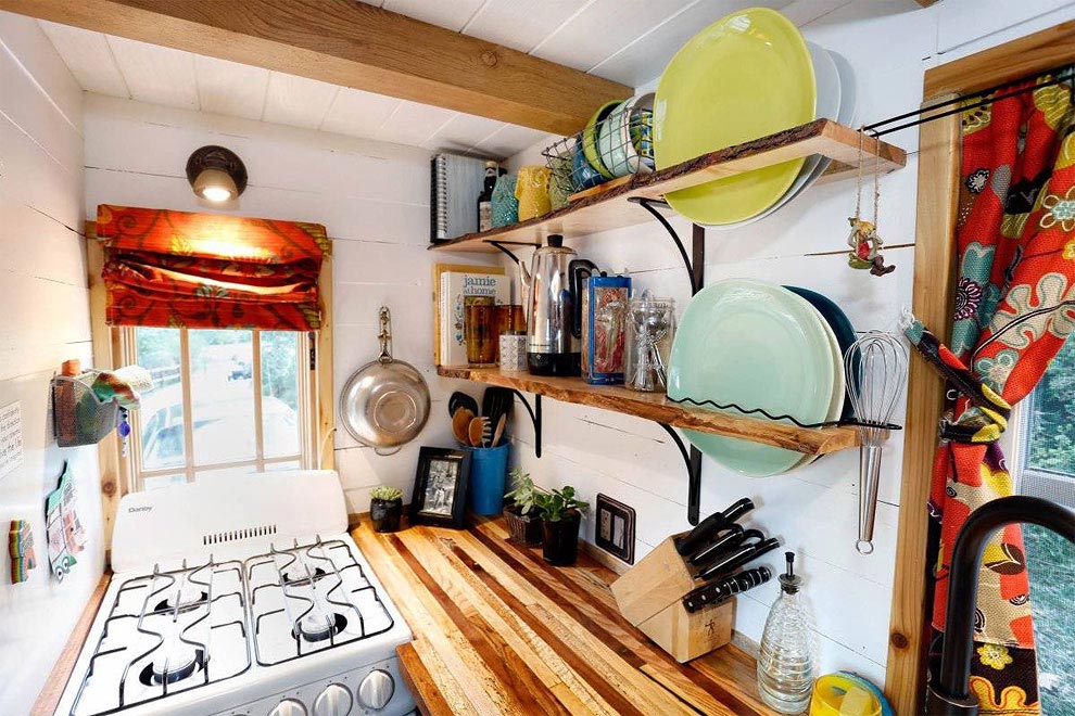 Пара путешествует по стране в удивительно уютном крошечном доме на колесах площадью всего 12 кв.м. дом на колесах площадью 12 кв м, крошечный дом на колесах, пара построила дом на колесах