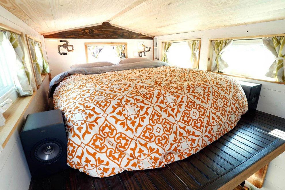 Пара путешествует по стране в удивительно уютном крошечном доме на колесах площадью всего 12 кв.м. дом на колесах площадью 12 кв м, крошечный дом на колесах, пара построила дом на колесах