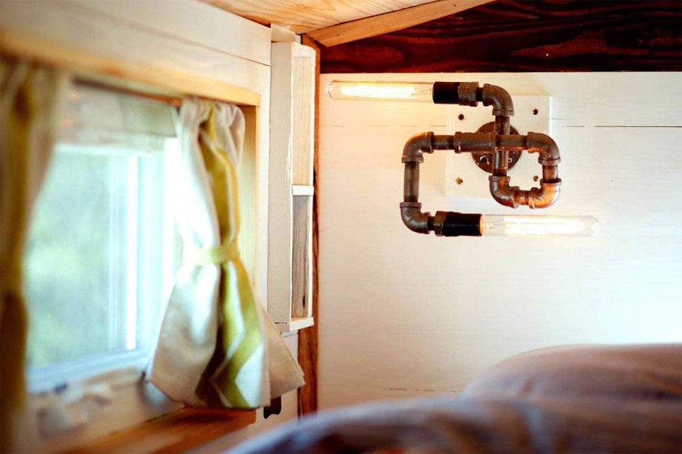 Пара путешествует по стране в удивительно уютном крошечном доме на колесах площадью всего 12 кв.м. дом на колесах площадью 12 кв м, крошечный дом на колесах, пара построила дом на колесах