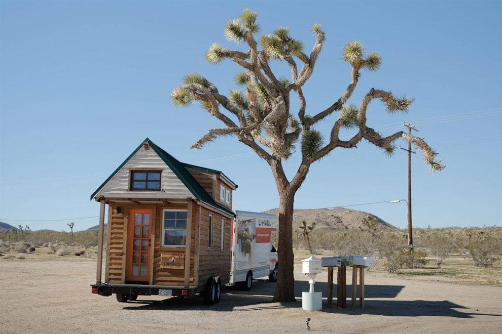 Пара путешествует по стране в удивительно уютном крошечном доме на колесах площадью всего 12 кв.м. дом на колесах площадью 12 кв м, крошечный дом на колесах, пара построила дом на колесах