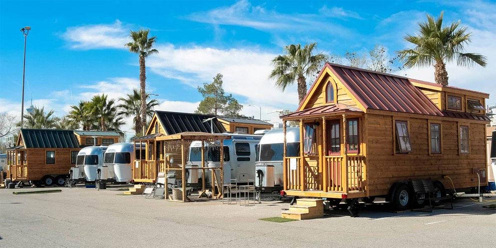 Пара путешествует по стране в удивительно уютном крошечном доме на колесах площадью всего 12 кв.м. дом на колесах площадью 12 кв м, крошечный дом на колесах, пара построила дом на колесах