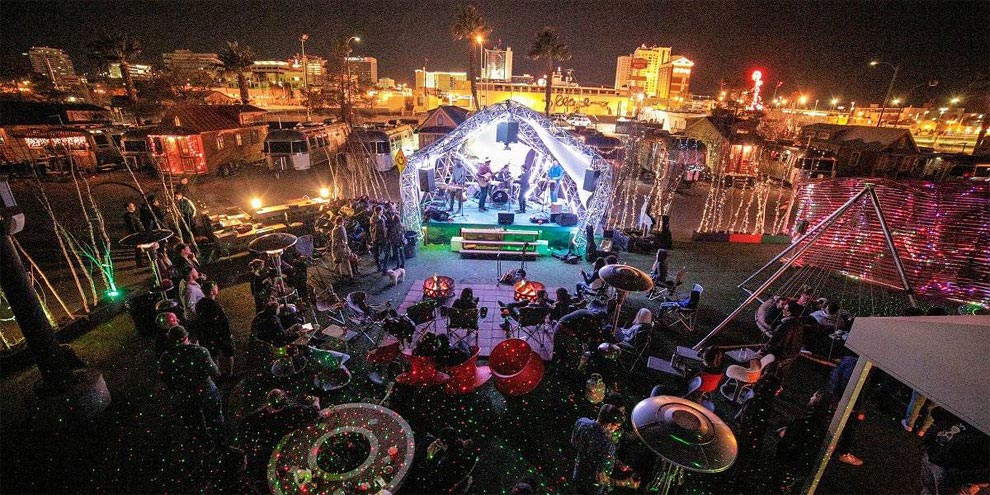 Пара путешествует по стране в удивительно уютном крошечном доме на колесах площадью всего 12 кв.м. дом на колесах площадью 12 кв м, крошечный дом на колесах, пара построила дом на колесах