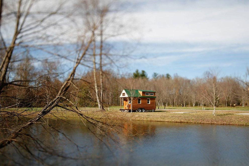 Пара путешествует по стране в удивительно уютном крошечном доме на колесах площадью всего 12 кв.м. дом на колесах площадью 12 кв м, крошечный дом на колесах, пара построила дом на колесах