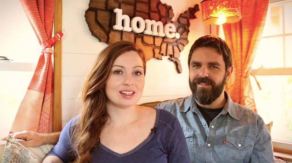 Пара путешествует по стране в удивительно уютном крошечном доме на колесах площадью всего 12 кв.м. дом на колесах площадью 12 кв м, крошечный дом на колесах, пара построила дом на колесах