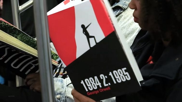 фейковые обложки книг в метро, смешные обложки книг в метро, прикол книжные обложки в метро, Скотт Роговски, Scott Rogowsky