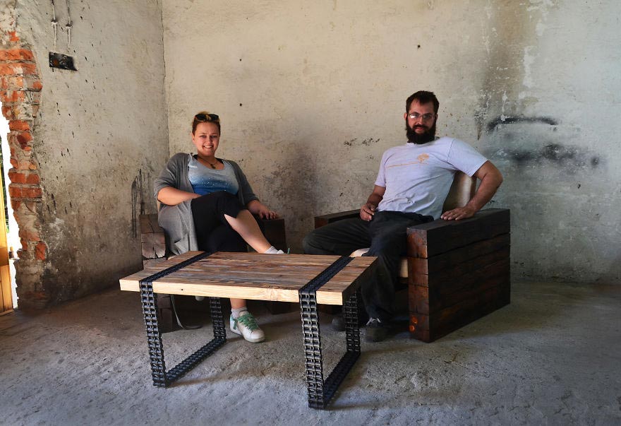 стол из досок и цепи, сделали стол из досок и цепи, стропила ржавая цепь