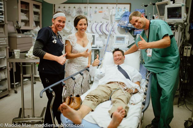 Во время свадебной съёмки жениха укусила гремучая змея и в итоге получилась забавная фотосессия жениха укусила гремучая змея, во время свадебной фотосессии укусила гремучая змея