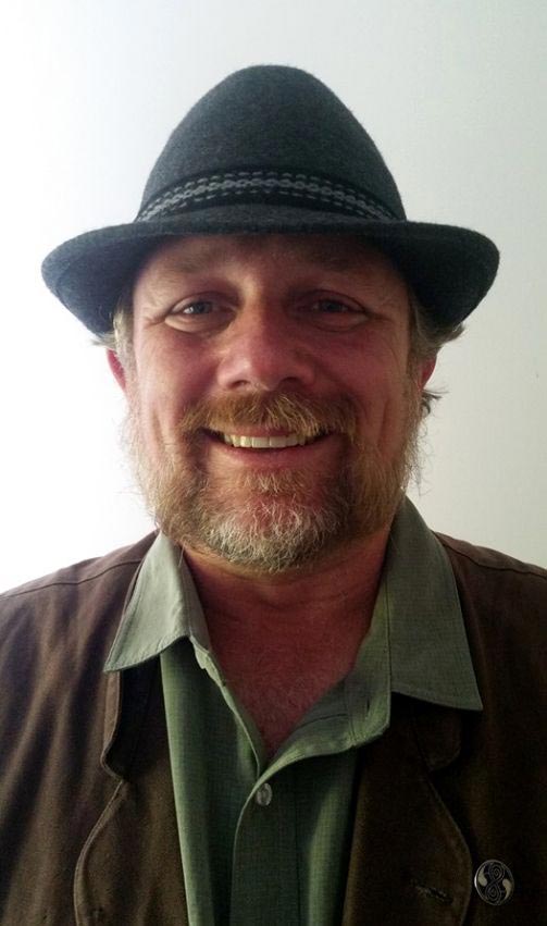 собака любит получать почту, собака Пиппа, почтальон импровизирует дать почту собаке