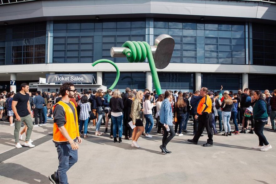  парни бесплатно прошли надев светоотражающие жилеты,  Дэвид Аллегретти и Шон