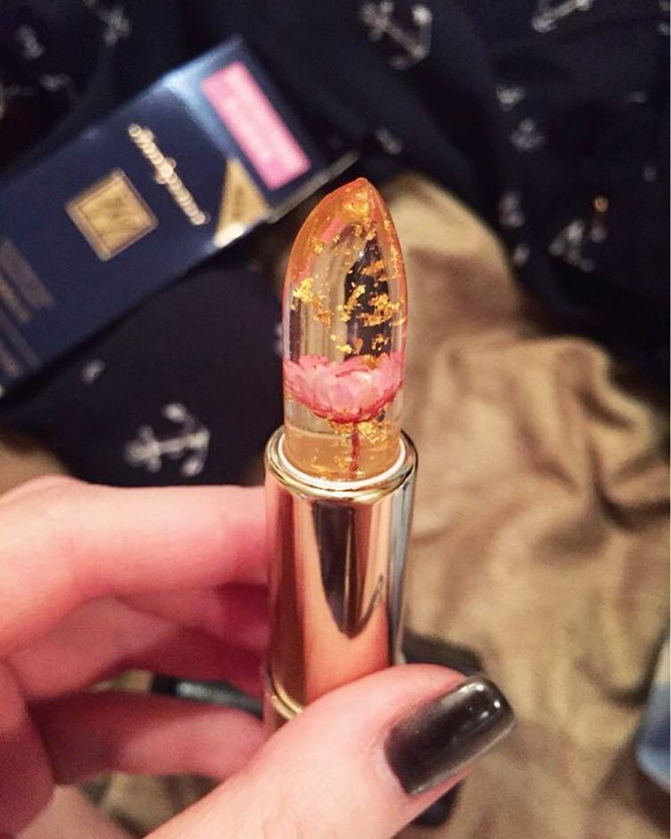 Девушки просто сходят с ума по этим помадам, внутри которых спрятаны реальные цветы помады с настоящим цветами внутри, помады Kailijumei