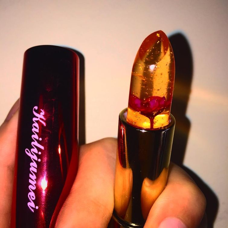 Девушки просто сходят с ума по этим помадам, внутри которых спрятаны реальные цветы помады с настоящим цветами внутри, помады Kailijumei