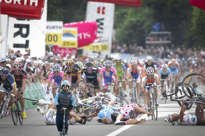 Питер Динклэйдж на самокате, битва фотошоперов Питер Динклэйдж