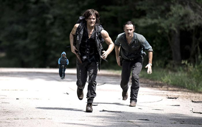 Питер Динклэйдж на самокате, битва фотошоперов Питер Динклэйдж