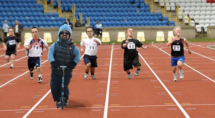 Питер Динклэйдж на самокате, битва фотошоперов Питер Динклэйдж