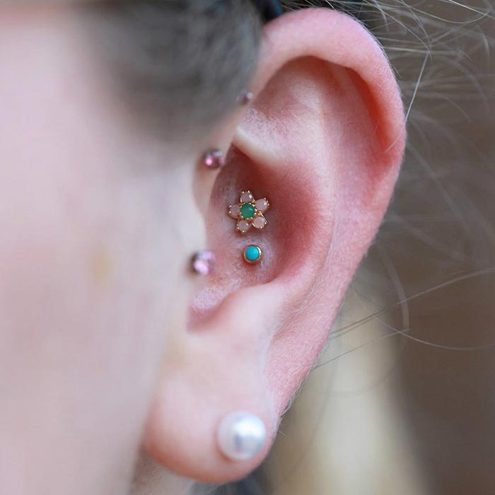 Созвездия из пирсинга в ушах, уши в звёздное небо, множественный пирсинг ушей