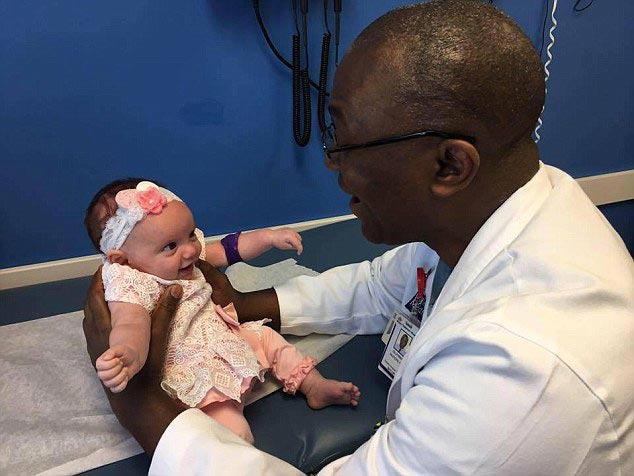 Эта девочка родилась дважды, так как её эмбрион необходимо было извлечь для операции девочка родилась два раза, удалили эмбрион из матки для операции, операция на эмбрионе, опухоль у эмбриона