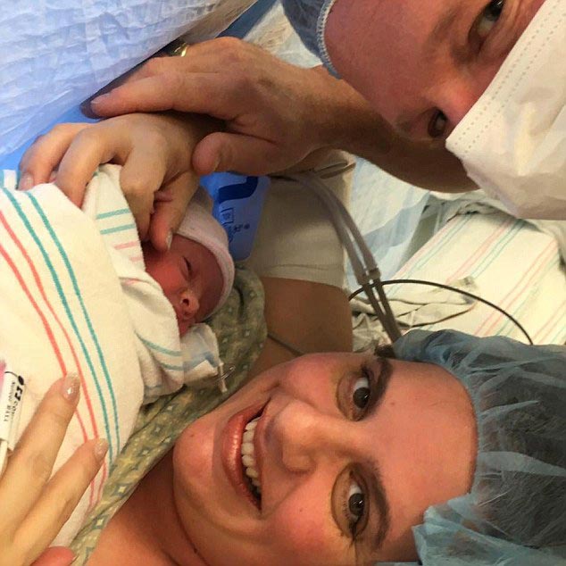 Эта девочка родилась дважды, так как её эмбрион необходимо было извлечь для операции девочка родилась два раза, удалили эмбрион из матки для операции, операция на эмбрионе, опухоль у эмбриона